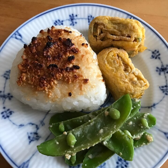 焼きおむすびと卵焼きの朝ごはんプレート